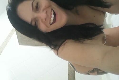 Gostosa cavala brasileira na banheira com amante